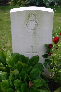 Dozinghem Military Cemetery - Gilbert, John Sidney